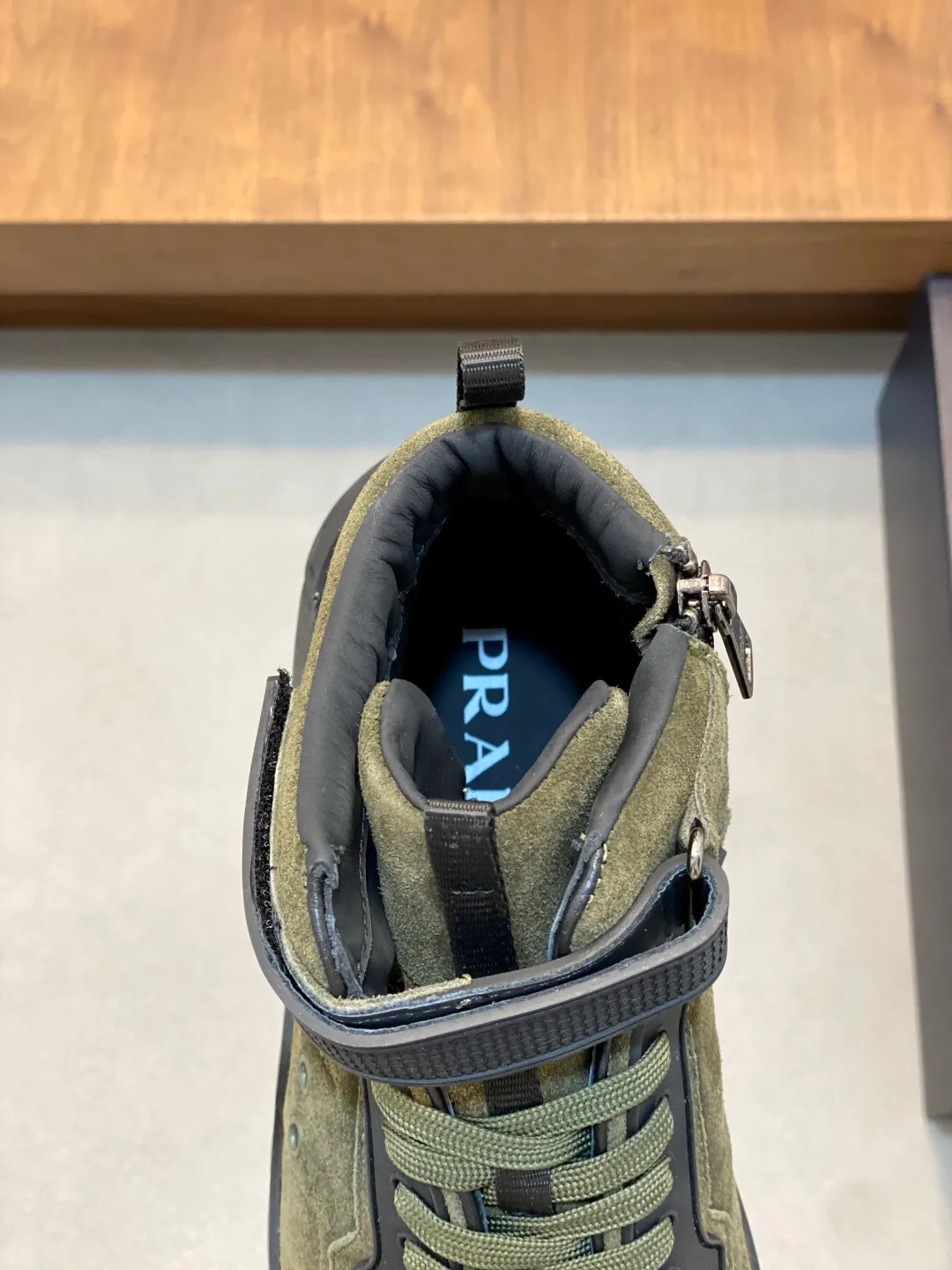 Men's shoes 💰860 Prada/Prada's new men's patchwork casual sports boots! The shoe's exquisite stitching outlines a unique geometric texture, and contemporary lines and details reinterpret the classic sports style. The upper is made of ultra-official material, and the lining is full cowhide. It is lightweight, breathable, practical and versatile. The tongue is decorated with the Prada Milano logo, and the logo print is embellished with the laces. It is paired with a 2.5cm two-color rubber sole to create a comfortable wearing experience. Comes with full set of original packaging dust bag! Size: 39-40-41-42-43-44 (45 customized) standard leather shoe size